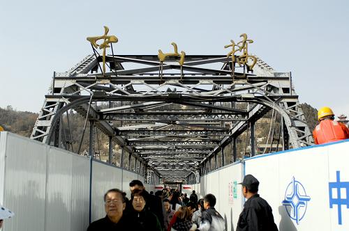 3月27日,封閉前,市民從中山橋上走過。新華社記者 高健鈞 攝