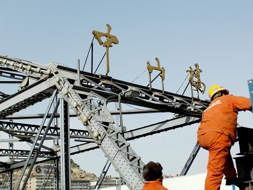 3月27日,施工人員站在中山橋前的架子上。新華社記者 高健鈞 攝