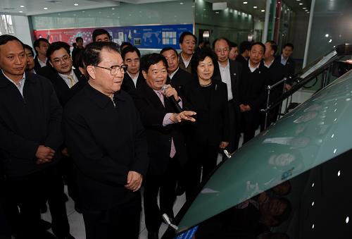 3月24日至27日,中共中央政治局常委李長春在福建調(diào)研。這是3月25日,李長春來到福耀玻璃工業(yè)集團股份有限公司,了解企業(yè)自主創(chuàng)新情況。新華社記者 姜克紅 攝