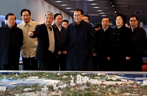 3月24日至27日,中共中央政治局常委李長春在福建調(diào)研。這是3月26日,李長春在考察平潭綜合實驗區(qū)建設時察看實驗區(qū)規(guī)劃模型。新華社記者 姜克紅 攝