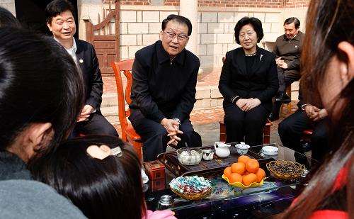 3月24日至27日,中共中央政治局常委李長春在福建調(diào)研。這是3月25日,李長春在莆田市西天尾鎮(zhèn)龍山村,向村民了解當?shù)厝罕娚a(chǎn)、生活及農(nóng)村基層文化建設情況。新華社記者 姜克紅 攝