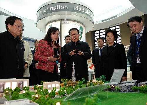 3月24日至27日,中共中央政治局常委李長春在福建調(diào)研。這是3月25日,李長春來到新大陸科技有限公司,了解企業(yè)自主創(chuàng)新情況。新華社記者 姜克紅 攝