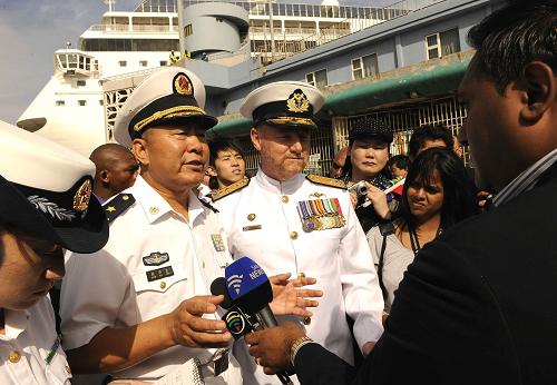 4月4日,在南非德班港碼頭,中國(guó)海軍第七批護(hù)航編隊(duì)指揮員張華臣少將(左)與南非海軍參謀長(zhǎng)西格斯少將接受媒體采訪。 應(yīng)南非共和國(guó)海軍邀請(qǐng),中國(guó)海軍第七批護(hù)航編隊(duì)“舟山”艦和“徐州”艦在結(jié)束對(duì)坦桑尼亞的友好訪問(wèn)后,于4日抵達(dá)南非德班,開始對(duì)南非進(jìn)行為期5天的正式友好訪問(wèn)。 新華社記者李啟華攝