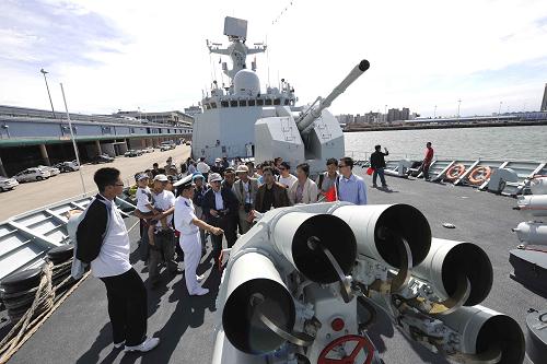 4月4日,在南非德班港碼頭,人們?cè)谥袊?guó)海軍第七批護(hù)航編隊(duì)“舟山”艦上參觀。 應(yīng)南非共和國(guó)海軍邀請(qǐng),中國(guó)海軍第七批護(hù)航編隊(duì)“舟山”艦和“徐州”艦在結(jié)束對(duì)坦桑尼亞的友好訪問(wèn)后,于4日抵達(dá)南非德班,開始對(duì)南非進(jìn)行為期5天的正式友好訪問(wèn)。 新華社記者李啟華攝