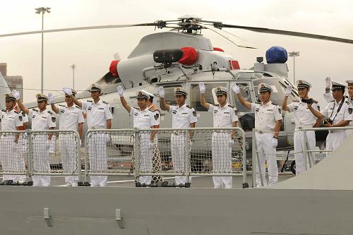 4月4日,在南非德班港碼頭,中國(guó)海軍第七批護(hù)航編隊(duì)“舟山”艦的官兵向前來(lái)歡迎的人們致意。 應(yīng)南非共和國(guó)海軍邀請(qǐng),中國(guó)海軍第七批護(hù)航編隊(duì)“舟山”艦和“徐州”艦在結(jié)束對(duì)坦桑尼亞的友好訪問(wèn)后,于4日抵達(dá)南非德班,開始對(duì)南非進(jìn)行為期5天的正式友好訪問(wèn)。 新華社記者李啟華攝