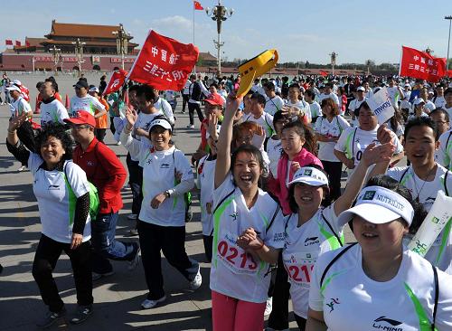 4月17日,長跑愛好者參加北京國際長跑節(jié)迷你馬拉松比賽。新華社記者 公磊 攝