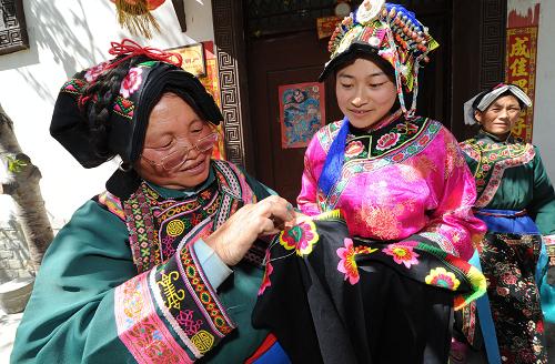 4月15日,理縣木卡鄉(xiāng)木卡村的羌族老大媽在向一位女孩傳授羌繡刺法。汶川地震給四川阿壩州理縣羌民族千百年來形成的民族文化及文化遺產(chǎn)造成損失,特別是羌繡傳承后繼乏人。汶川地震后,理縣縣委、縣政府組織專家組對搶救和保護(hù)工作進(jìn)行研究和論證,羌繡保護(hù)初見成效。羌繡是中國西南羌族百姓的特色工藝品,以精妙的挑花刺繡為特色。目前羌繡工藝已被列入國家級非物質(zhì)文化遺產(chǎn)名錄。新華社記者 何俊昌 攝