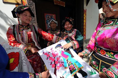 4月15日,理縣木卡鄉(xiāng)木卡村的羌族老大媽在講解羌繡刺法。新華社記者 何俊昌 攝