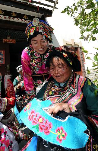 4月15日,理縣木卡鄉(xiāng)木卡村的羌族老大媽在傳授羌繡刺法。新華社記者 何俊昌 攝