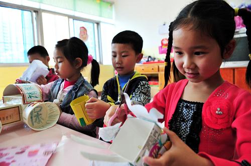 4月21日,湖北省宜昌市秭歸縣銀河幼兒園的小朋友在參加手工制作比賽。當日,為迎接4月22日“世界地球日”的到來,湖北省宜昌市秭歸縣銀河幼兒園開展“保護地球 從我做起”主題教育活動,小朋友們用廢紙片、飲料瓶、易拉罐等制作手工藝品,從中體會環(huán)保節(jié)約、善待地球的理念。新華社發(fā)(王輝富 攝)