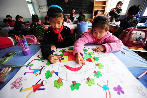 4月21日,煙臺市瀟翔小學二年級一班的小學生在參加環(huán)保繪畫活動。新華社發(fā)(初陽 攝)