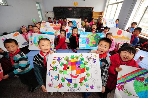 4月21日,煙臺市瀟翔小學二年級一班的學生們展示環(huán)保繪畫作品。新華社發(fā)(初陽 攝)