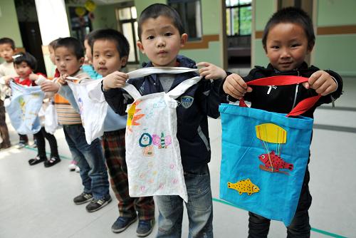 4月21日,臺州市椒江區(qū)中心幼兒園碧海明珠分園的小朋友們展示親手制作的環(huán)保袋。新華社發(fā)(郟策 攝)