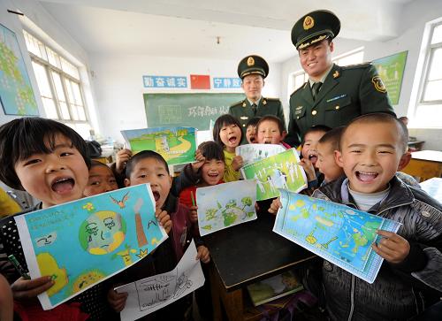 4月21日,唐山市樂亭縣姜各莊鎮(zhèn)九間房小學的學生們展示自己創(chuàng)作的環(huán)保手工畫。新華社發(fā)(盧海鵬 攝)