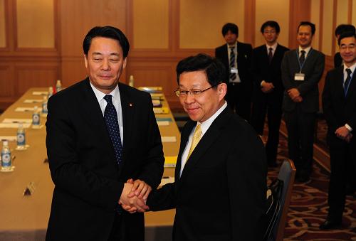 4月24日,在日本首都東京,中國商務(wù)部部長陳德銘(前右)與日本經(jīng)濟產(chǎn)業(yè)大臣海江田萬里舉行雙邊會談前握手。當(dāng)日,第八屆中日韓經(jīng)濟貿(mào)易部長會議在東京舉行。新華社記者季春鵬攝