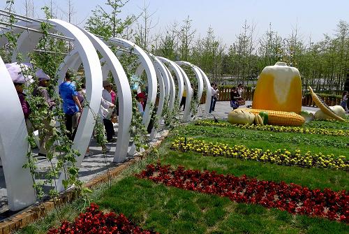 4月23日,游客漫步在西安世園會(huì)園區(qū)內(nèi)。新華社記者 焦衛(wèi)平 攝