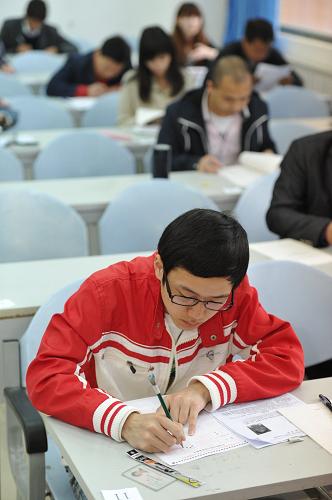 4月24日,考生在貴陽學(xué)院考點(diǎn)內(nèi)參加筆試。新華社記者 歐東衢攝