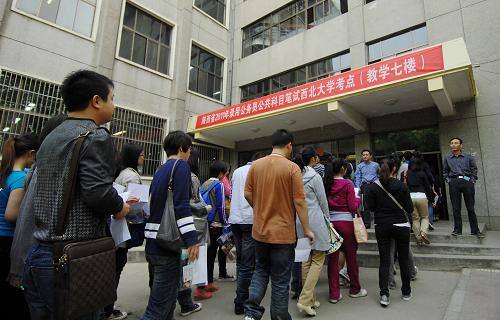 4月24日, 考生在陜西省2011年公務(wù)員考試西北大學(xué)考點(diǎn)排隊(duì)進(jìn)入考場(chǎng)。當(dāng)日,陜西省2011年公務(wù)員考試在各市、區(qū)政府所在地統(tǒng)一進(jìn)行,8萬(wàn)余名考生參加了考試。今年報(bào)名的考生中,具有基層工作經(jīng)歷的考生所占比例大增,約占考生總數(shù)六成以上。新華社記者 李一博 攝