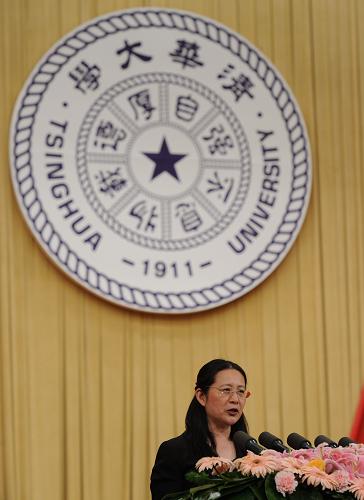 這是教師代表、清華大學(xué)化學(xué)系教授李艷梅發(fā)言。 新華社記者 饒愛民攝