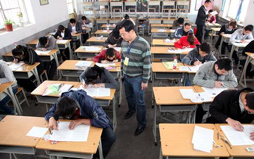 4月24日,考生在山東省棗莊市第十五中學考點參加2011年山東省公務(wù)員招錄考試。新華社發(fā)(孫中喆 攝)