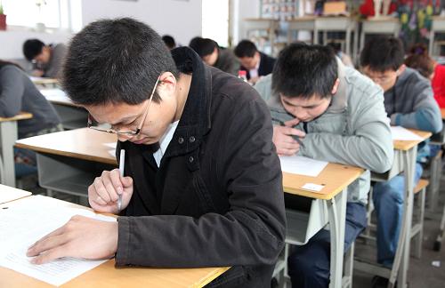 4月24日,考生在山東省棗莊市第十五中學考點參加2011年山東省公務(wù)員招錄考試。新華社發(fā)(孫中喆 攝)