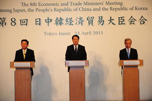 4月24日,中國商務(wù)部部長陳德銘(左)、日本經(jīng)濟產(chǎn)業(yè)大臣海江田萬里(中)與韓國外交通商部通商交涉本部長金宗塤在東京會見記者。第八次中日韓經(jīng)貿(mào)部長會議24日在日本東京舉行。中日韓三國經(jīng)貿(mào)部長就共同應對日本大地震、中日韓自貿(mào)區(qū)官產(chǎn)學聯(lián)合研究、中日韓投資協(xié)定以及加強三國在多邊框架下合作等共同關(guān)心的問題交換了意見。 新華社記者季春鵬攝