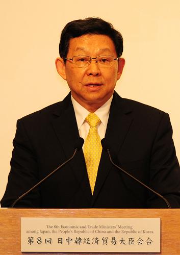 4月24日,中國商務(wù)部長陳德銘在東京舉行的記者會上發(fā)言。新華社記者季春鵬攝