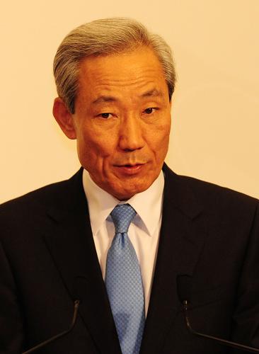 4月24日,韓國外交通商部通商交涉本部長金宗塤在東京舉行的記者會上發(fā)言。新華社記者季春鵬攝