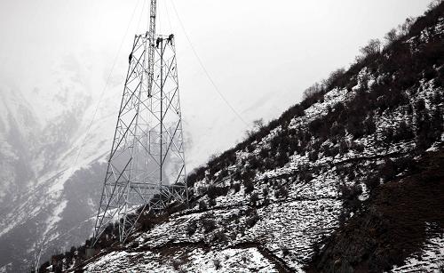 4月23日,在西藏念青唐古拉山脈海拔4700米處,貴州送變電公司員工在冒雪架設電力鐵塔。目前,青藏聯(lián)網(wǎng)工程直流線路鐵塔架設過半??偼顿Y達162億元的青藏聯(lián)網(wǎng)工程是我國西部大開發(fā)重點工程,是連接青海和西藏的“電力天路”。青藏聯(lián)網(wǎng)后,西藏孤網(wǎng)運行歷史將結束,可有效解決西藏電網(wǎng)冬季枯水期缺電問題,保障藏區(qū)人民群眾用電。新華社發(fā)(牛路 攝)