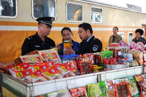 4月24日,蚌埠市食品藥品監(jiān)督管理局工作人員在向食品銷售商介紹食品安全知識(shí)。當(dāng)日,安徽省蚌埠市食品藥品監(jiān)督管理局在蚌埠火車站開(kāi)展食品安全知識(shí)宣傳活動(dòng),通過(guò)現(xiàn)場(chǎng)發(fā)放食品安全手冊(cè)和展示查獲的假冒及過(guò)期食品,向旅客介紹如何選購(gòu)安全放心食品,提高旅客甄別假冒食品的能力。新華社記者 劉軍喜 攝