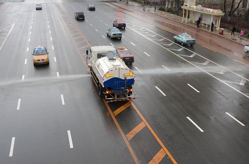 5月1日,一輛噴水車在向路面灑水。新華社記者 潘祺 攝