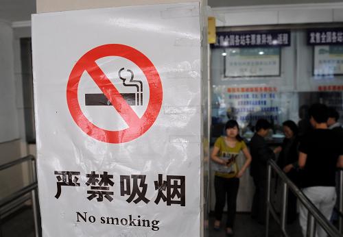 這是杭州市區(qū)一處火車票代售處的“禁煙”警示標(biāo)識(攝于5月1日)。衛(wèi)生部新修訂的《公共場所衛(wèi)生管理條例實施細則》5月1日起實施,這意味著“室內(nèi)公共場所禁止吸煙”等新規(guī)定正式生效。修訂后的實施細則規(guī)定:室內(nèi)公共場所禁止吸煙。公共場所經(jīng)營者應(yīng)當(dāng)設(shè)置醒目的禁止吸煙警語和標(biāo)志。室外公共場所設(shè)置的吸煙區(qū)不得位于行人必經(jīng)的通道上。公共場所不得設(shè)置自動售煙機。公共場所經(jīng)營者應(yīng)當(dāng)開展吸煙危害健康的宣傳,并配備專(兼)職人員對吸煙者進行勸阻。新華社記者 韓傳號 攝