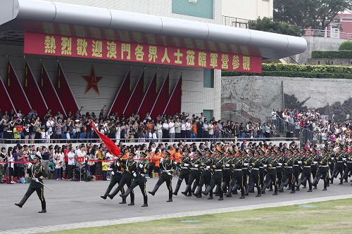 5月1日,駐澳門部隊(duì)儀仗隊(duì)通過(guò)主席臺(tái)。當(dāng)日,中國(guó)人民解放軍駐澳門部隊(duì)舉行軍營(yíng)開(kāi)放日,來(lái)自澳門社會(huì)各界約2600位人士在駐澳門部隊(duì)氹仔軍營(yíng)中歡度“五一”。新華社記者 張金加 攝
