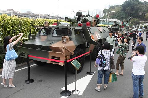 5月1日,澳門市民參觀駐澳門部隊(duì)裝甲車。新華社記者 張金加 攝