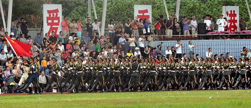 5月1日,在“軍營開放日”活動(dòng)上,駐港部隊(duì)官兵儀仗隊(duì)通過閱兵臺(tái)。新華社記者 陳曉偉 攝