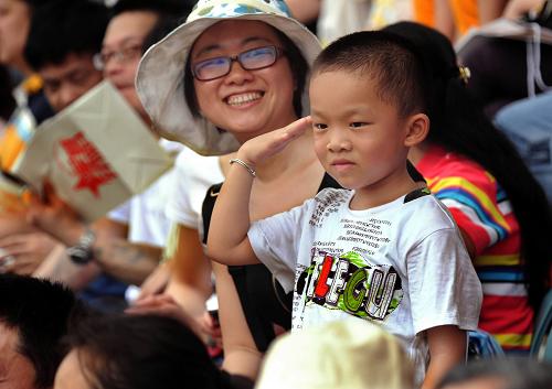 5月1日,在“軍營開放日”活動(dòng)上,一名香港小朋友向演練的駐港部隊(duì)特種兵行軍禮。新華社記者 陳曉偉 攝