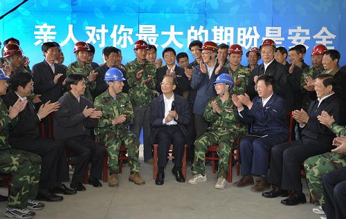 5月1日,中共中央政治局常委、國(guó)務(wù)院總理溫家寶來(lái)到北京保障性住房建設(shè)工地,看望節(jié)日里仍堅(jiān)守崗位的建筑工人,代表黨中央、國(guó)務(wù)院向廣大勞動(dòng)者致以誠(chéng)摯問(wèn)候和良好祝愿。這是溫家寶同工人們座談。新華社記者謝環(huán)馳攝