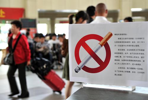 5月1日,濟(jì)南市長途汽車總站在候車室設(shè)置了禁煙須知。當(dāng)日,濟(jì)南市長途汽車總站通過安排工作人員現(xiàn)場監(jiān)督、派發(fā)禁煙須知、廣播通告等方式全面宣傳禁煙,提醒旅客室內(nèi)禁煙,保障一個(gè)無煙的候車、乘車公共空間。根據(jù)衛(wèi)生部印發(fā)的新版《公共場所衛(wèi)生管理?xiàng)l例實(shí)施細(xì)則》規(guī)定,今年5月1日起室內(nèi)公共場所禁止吸煙。新華社記者 徐速繪 攝