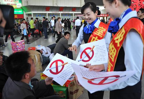 5月1日,兩名濟(jì)南市長途汽車總站的工作人員在進(jìn)行禁煙宣傳和監(jiān)督。新華社記者 徐速繪 攝