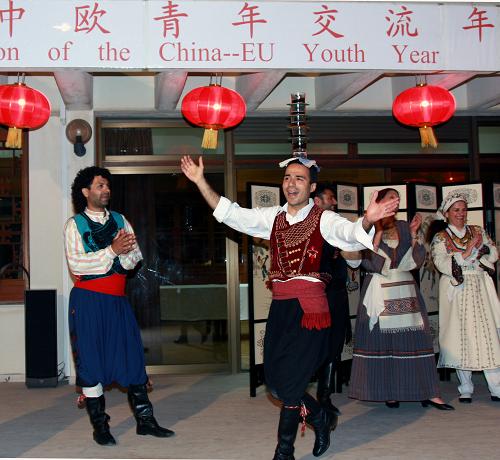 5月6日,在塞浦路斯尼科西亞的中國駐塞大使館,當(dāng)?shù)厍嗄瓯硌菝褡逦?。中國駐塞浦路斯大使館當(dāng)天舉行“中歐青年交流年”開放日活動(dòng)。 新華社記者王強(qiáng)攝
