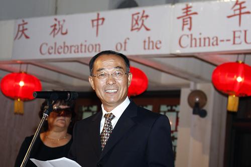 5月6日,在塞浦路斯尼科西亞的中國駐塞大使館,中國駐塞浦路斯大使李國邦在開放日活動(dòng)上講話。新華社記者王強(qiáng)攝