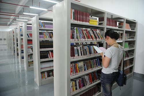 5月7日,一位讀者在都江堰市圖書館的圖書外借室借閱書籍。新華社發(fā)(張帆 攝)