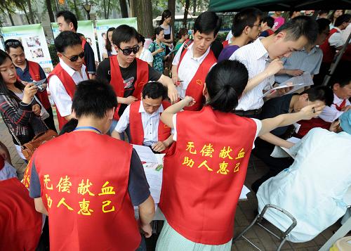 5月8日,無償獻血志愿者們在獻血點排隊辦理登記手續(xù),準備獻血或接受造血干細胞捐獻采樣。當日,江蘇省及南京市紅十字會在南京鼓樓市民廣場舉行紀念“世界紅十字日”活動,在活動現(xiàn)場設(shè)置愛心獻血點,眾多市民排起長隊,踴躍獻血或報名捐獻造血干細胞。新華社記者 孫參 攝