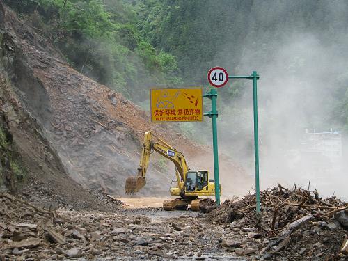 5月8日,在桂林龍勝各族自治縣公路塌方現(xiàn)場(chǎng),公路部門組織機(jī)械設(shè)備進(jìn)行搶險(xiǎn)施工。當(dāng)日,廣西桂林市多個(gè)縣區(qū)遭遇暴雨襲擊,截至8日11時(shí),市區(qū)降雨量達(dá)70毫米,資源、臨桂、靈川、灌陽、龍勝等縣區(qū)降雨量均在短時(shí)間內(nèi)超過50毫米。桂林氣象臺(tái)相繼發(fā)布了雷電橙色預(yù)警和暴雨紅色預(yù)警。桂林龍勝各族自治縣通往資源縣的一條公路發(fā)生上邊坡塌方,造成龍勝溫泉通往湖南省武岡市和湖南城步苗族自治縣的公路交通中斷。新華社發(fā)(王小榮 攝)
