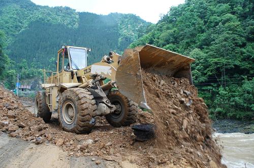 5月8日,在桂林龍勝各族自治縣公路塌方現(xiàn)場(chǎng),公路部門組織機(jī)械設(shè)備進(jìn)行搶險(xiǎn)施工。 新華社發(fā)(周恩平 攝)
