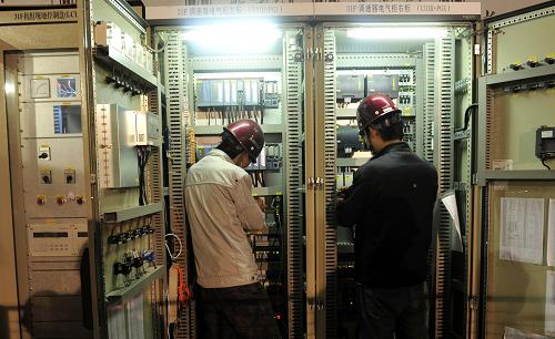 5月9日,技術(shù)人員在監(jiān)測(cè)三峽地下電站32號(hào)機(jī)組運(yùn)行情況。5月9日10時(shí)許,三峽地下電站首臺(tái)機(jī)組開始了72小時(shí)試運(yùn)行。試運(yùn)行期間所發(fā)出的5000多萬千瓦時(shí)的電力將被送往華東地區(qū)。據(jù)悉,機(jī)組72小時(shí)試運(yùn)行是進(jìn)入正式發(fā)電前的一次綜合檢驗(yàn),新機(jī)組投入運(yùn)行前,都必須經(jīng)過嚴(yán)格的72小時(shí)試運(yùn)行考驗(yàn)。機(jī)組在結(jié)束72小時(shí)運(yùn)行后,將接受全面的檢查,達(dá)標(biāo)后方可正式并網(wǎng)運(yùn)行。新華社發(fā)(鄭家裕 攝)