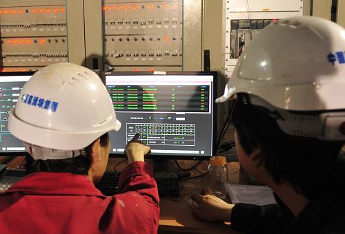 5月9日,技術(shù)人員在監(jiān)測(cè)三峽地下電站32號(hào)機(jī)組運(yùn)行情況。新華社發(fā)(鄭家裕 攝)