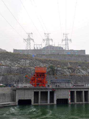 這是5月9日拍攝的三峽地下電站32號(hào)機(jī)組外送輸電線路。新華社發(fā)(鄭家裕 攝)