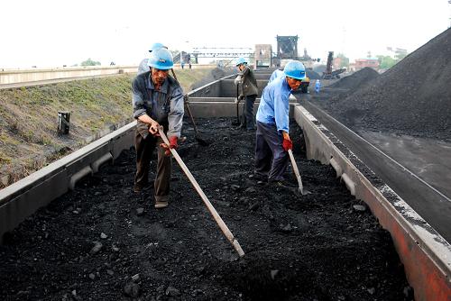5月8日,工人在江西九江北站裝運發(fā)電用煤。