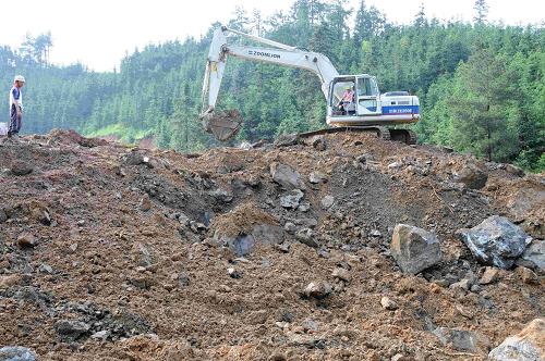 5月9日,挖掘機在清理廣西全州山體滑坡事故現(xiàn)場。當日13時30分許,由于連降暴雨,廣西桂林市全州縣咸水鄉(xiāng)洛江村廣坑槽采石場突發(fā)山體滑坡,引發(fā)泥石流。截至19時20分,此次山體滑坡已造成2人死亡、19人失蹤。新華社發(fā)(劉杰 攝)